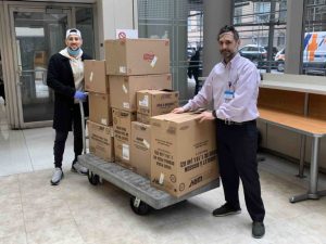 Read more about the article Duo Delivers Thousands Of Meals To New York City Hospitals For Free To Honor Late Dad