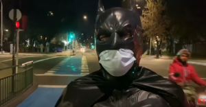 Read more about the article Batman Cooking and Delivering Hot Meals to Homeless in Santiago