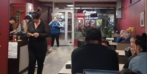 Read more about the article Act of Kindness: Customers Help Run Restaurant During Staff Emergency